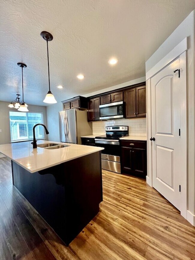 Building Photo - 4 Bed/2.5 Bath Townhome in Lehi - FREE 65" TV