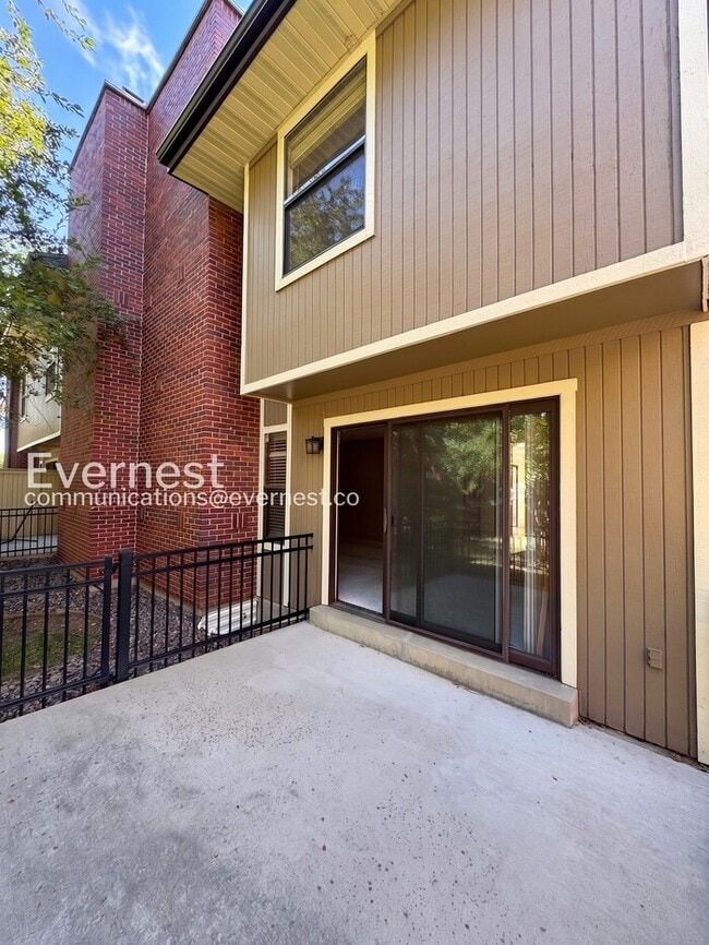 Building Photo - 194 S Holman Way