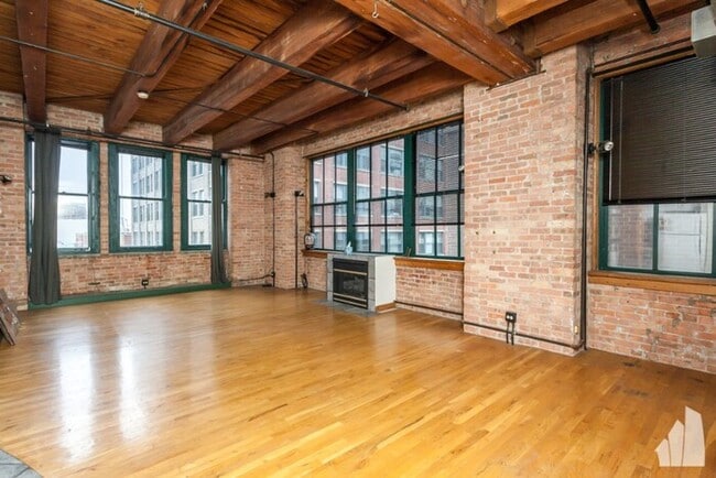 Building Photo - SPACIOUS CORNER LOFT IN PRINTERS ROW W/ IN...