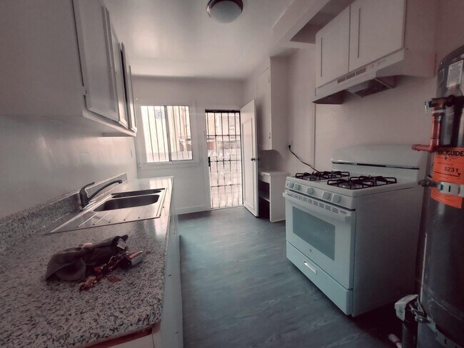 Foto del edificio - 2360 W. 18th St