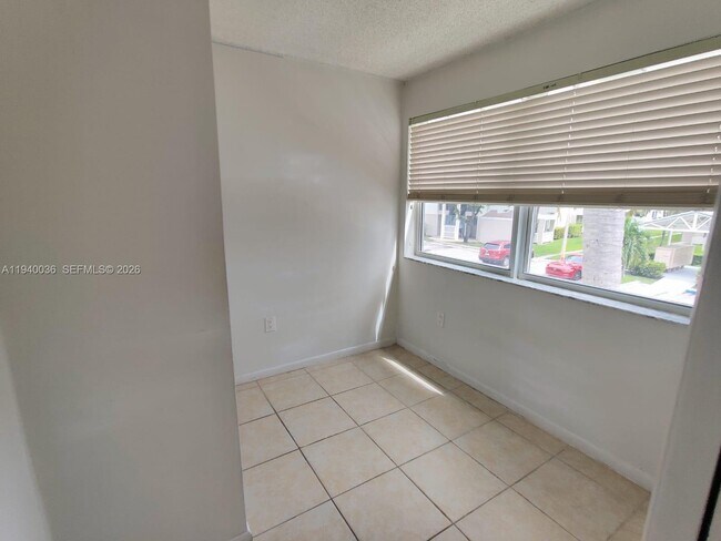 Foto del edificio - 17500 NW 67th Pl