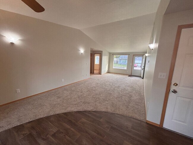 Foto del edificio - Spacious 3 Bedroom 2 bathroom Duplex