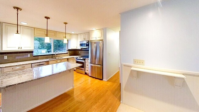 Foto del edificio - Beautiful Home with 4 Bedrooms and 2 Bathrooms Available in September!