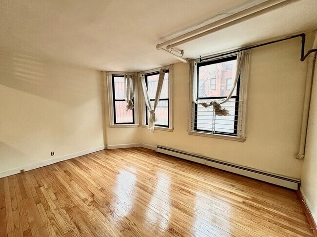 Building Photo - 337 Beacon St