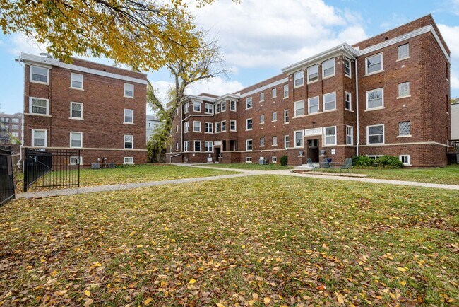 Building Photo - Gated 2 Bedroom Condo With Parking!!