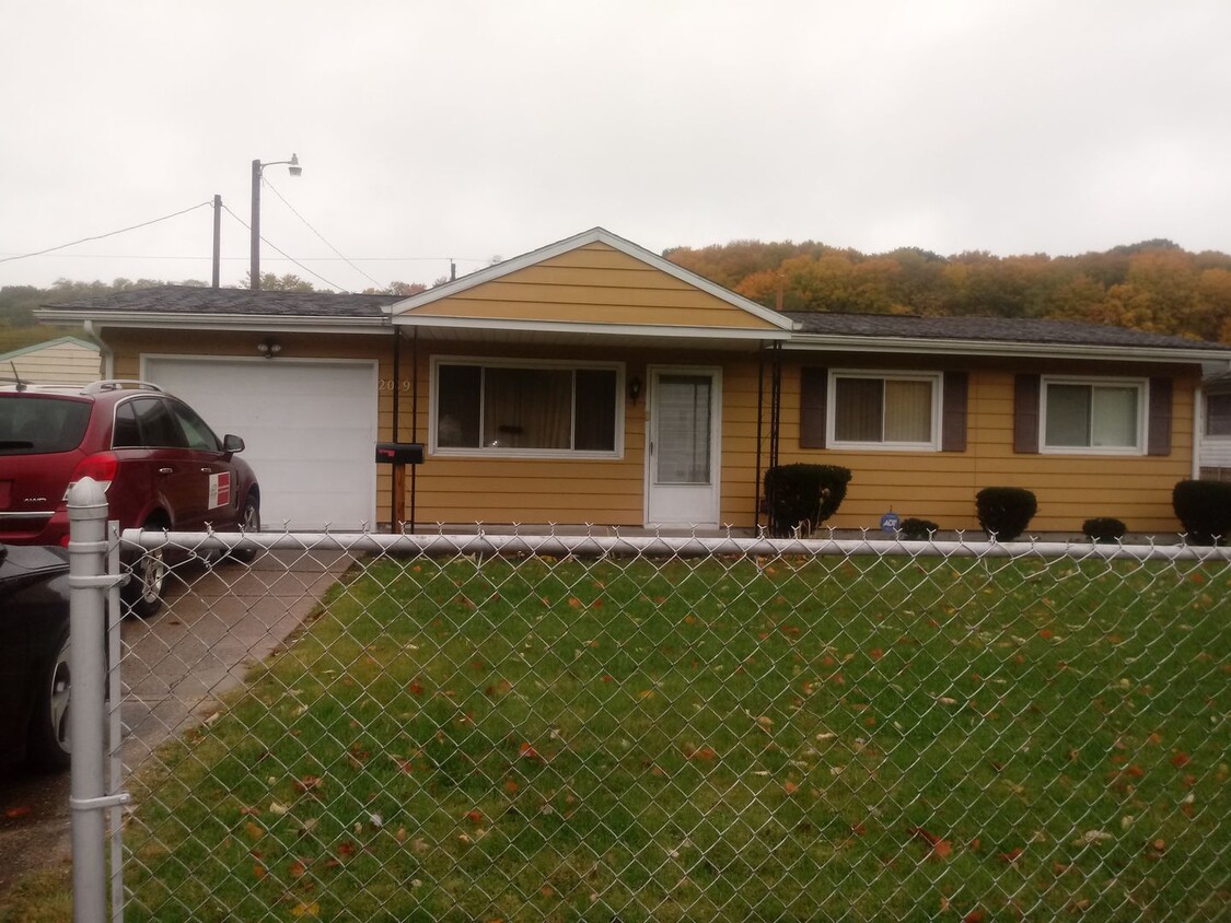Foto principal - Mishawaka 3 bed 1 1/2 bath by Marion Highs...