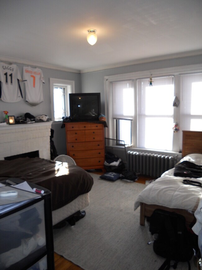 Building Photo - 452 Park Dr