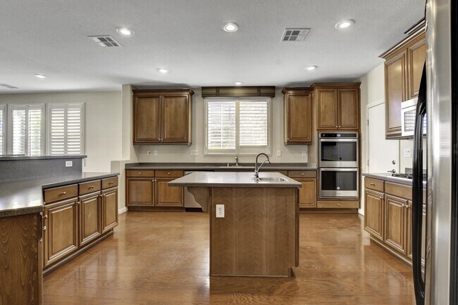 Building Photo - 18 Blue Valley Dr
