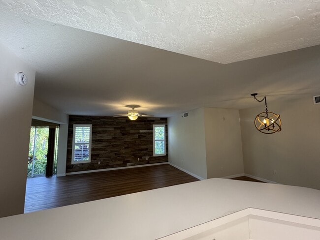 Building Photo - 815 Montrose Dr