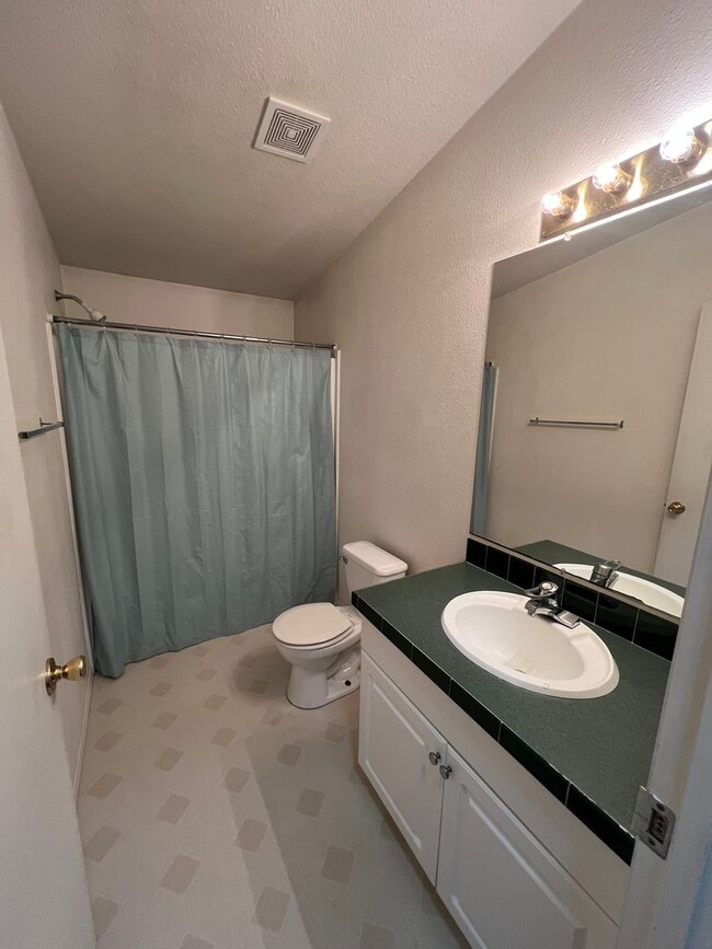 Building Photo - Beautiful 3 bedroom 2 bath home with a lar...