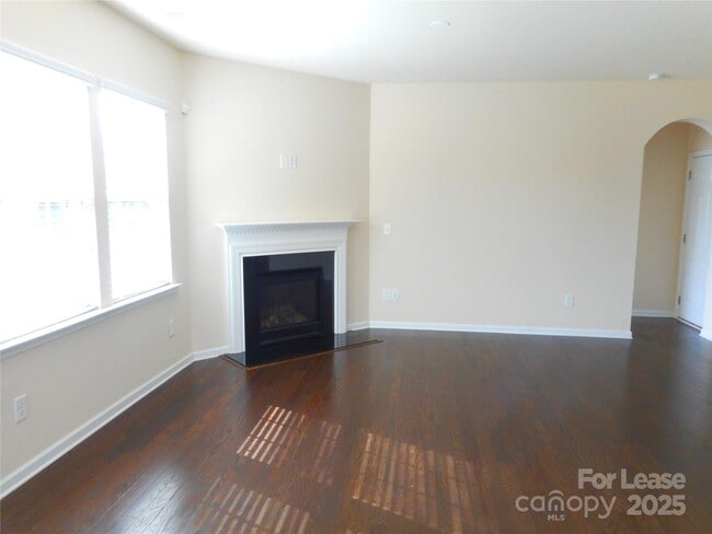 Building Photo - 3038 Oakmere Rd