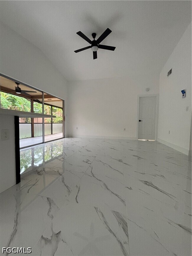 Foto del edificio - 6497 Royal Woods Dr