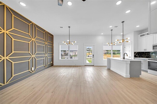 Foto del edificio - 4834 Higgins St