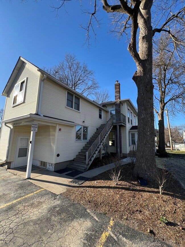 Foto del edificio - 301 W Main St