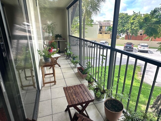 Foto del edificio - 5249 NW 7th St