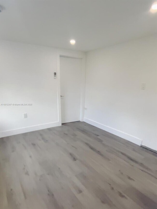 Foto del edificio - 10320 NW 30th Ave
