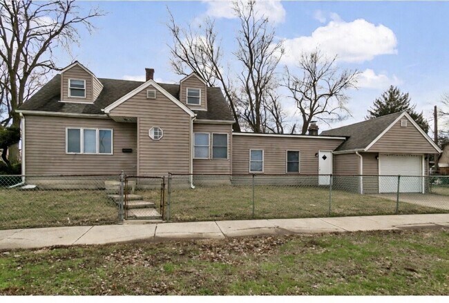 Foto del edificio - 14500 Sawyer Ave