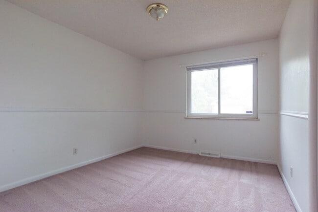 Building Photo - $0 DEPOSIT OPTION! WALNUT HILLS DIVISION, NEW APPLIANCES, GARAGE, FIREPLACE, STORAGE!