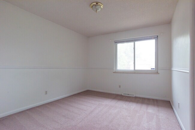 Foto del edificio - $0 DEPOSIT OPTION! WALNUT HILLS DIVISION, NEW APPLIANCES, GARAGE, FIREPLACE, STORAGE!