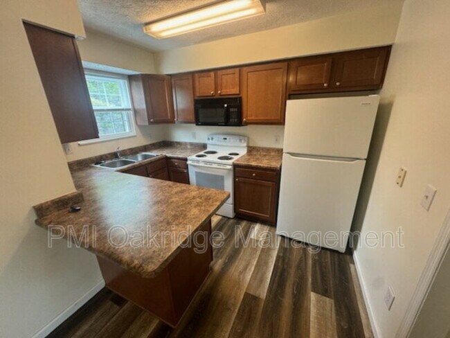 Foto del edificio - 130 Heather Rd