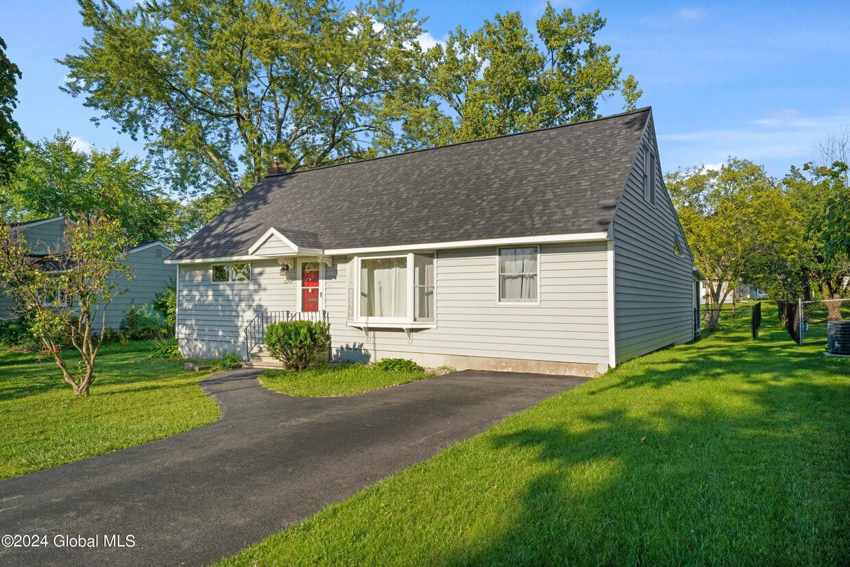 Primary Photo - 2266 Dean St