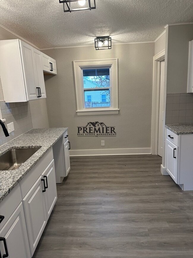 Building Photo - 1702 E 72nd St