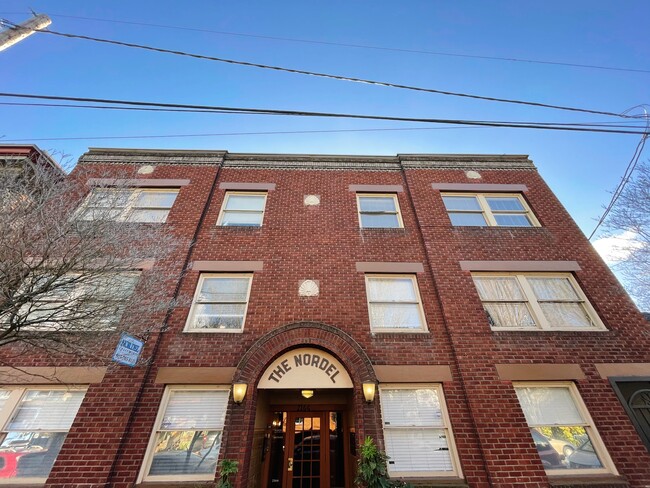 Building Photo - Vintage Apartment near Nob Hill !