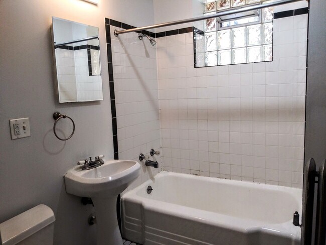 Foto del edificio - 709 W Cornelia Ave