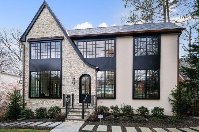 Building Photo - 6455 Barnaby St NW