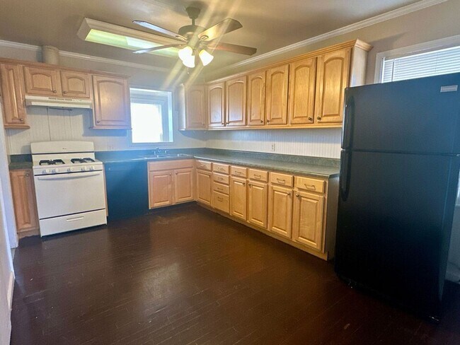 Building Photo - Charming 3 Bedroom Home
