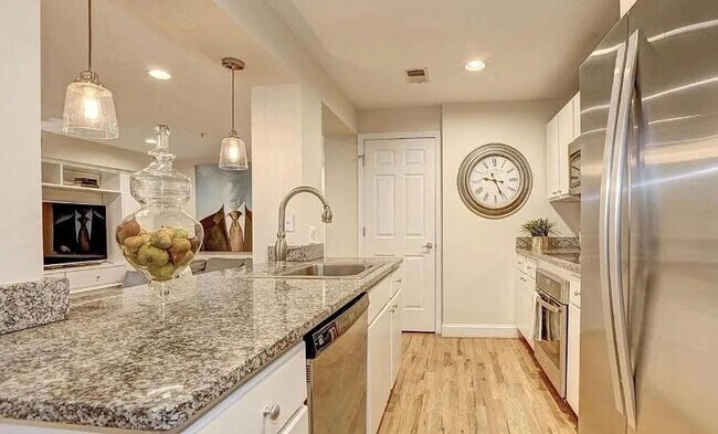 Foto del edificio - Charming 2 BR/1 BA Apartment in Woodley Park!