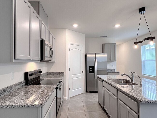 Foto del edificio - Four-Bedroom Home with Modern Finishes & Open Layout