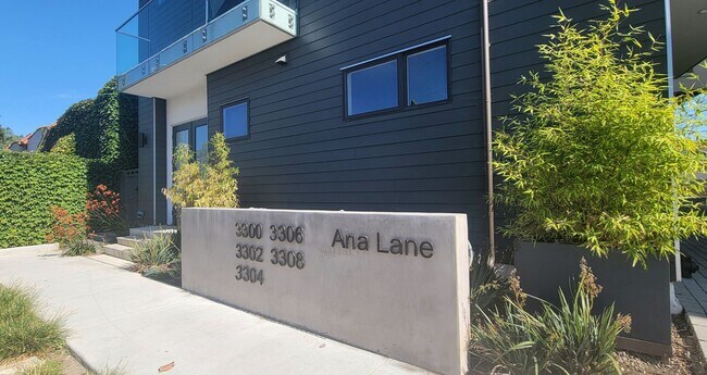 Foto del edificio - Newly Built Tri-Level Townhome with 3 Bedr...