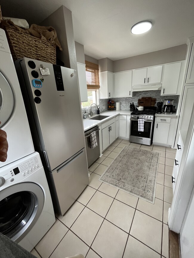 Building Photo - 1818 Carmelina Dr