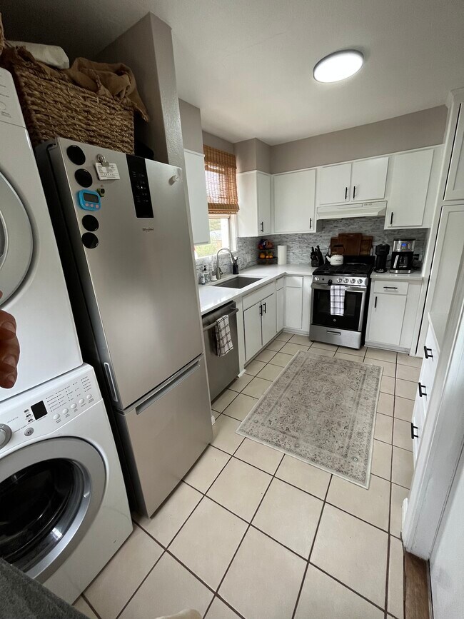 Foto del edificio - 1818 Carmelina Dr