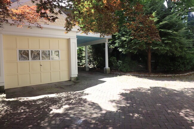 Building Photo - 106 Francis St