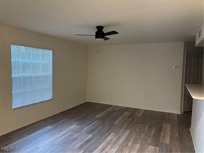 Foto del edificio - 1755 Four Mile Cove Pkwy