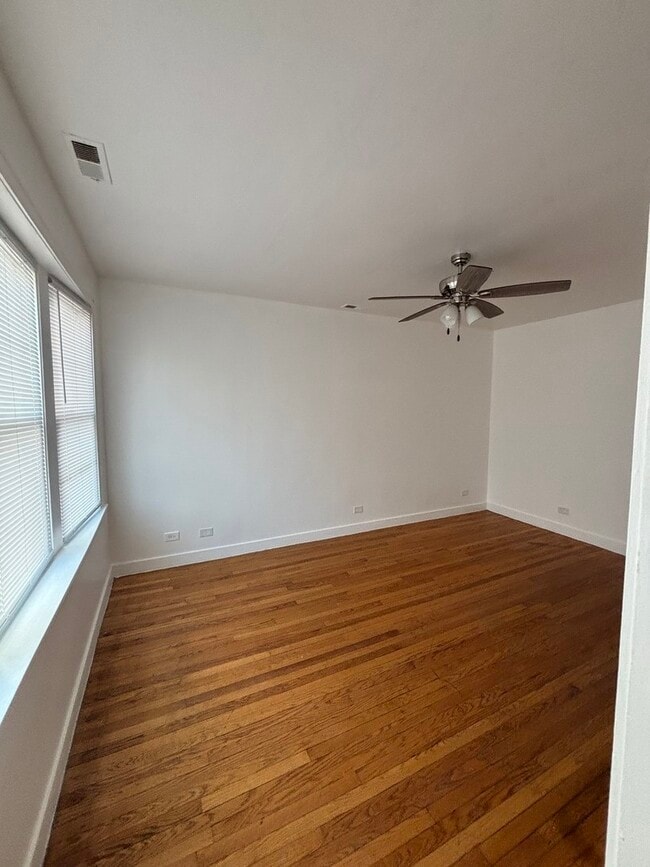 Foto del edificio - 8826 S Exchange Ave