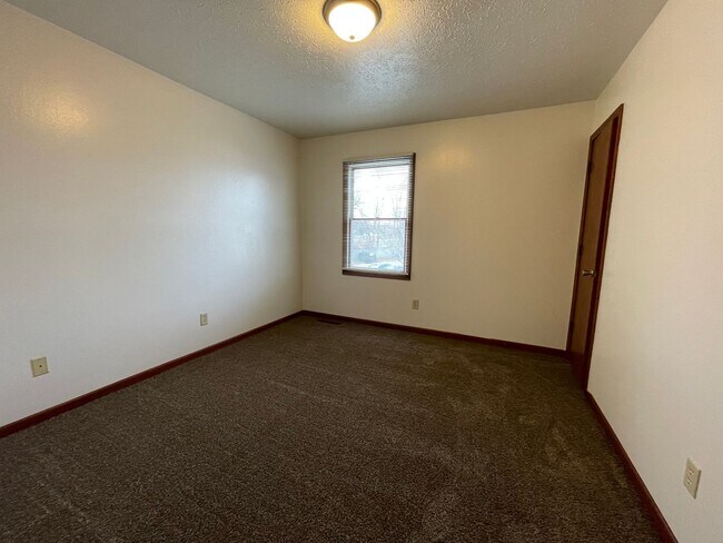 Building Photo - 519-F S Silverwood Lane
