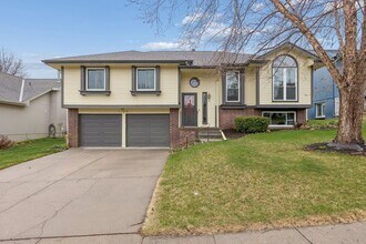 Building Photo - 16910 Holmes Cir
