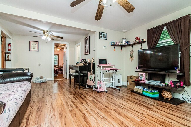 Foto del edificio - Please View 3D Virtual Walk-Through Before Scheduling a Showing