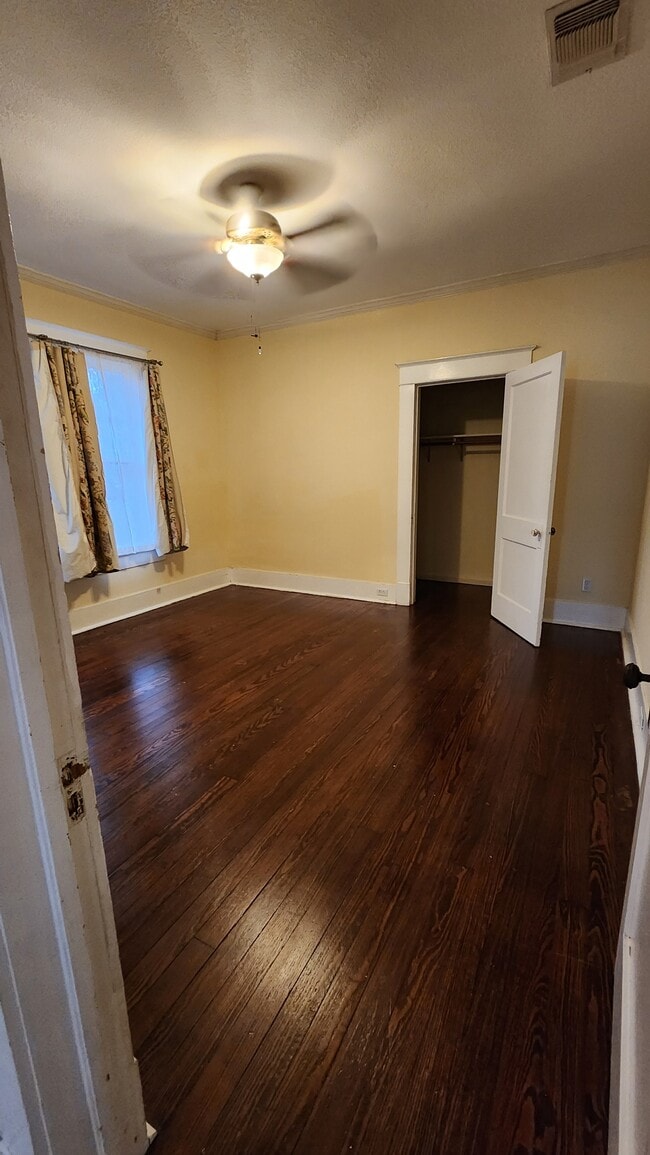 Building Photo - 946 W Gramercy Pl