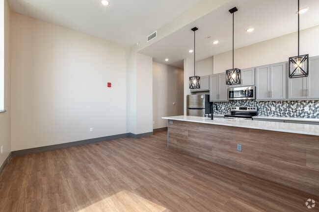 2BR, 2BA - 928SF - 75 Public Square