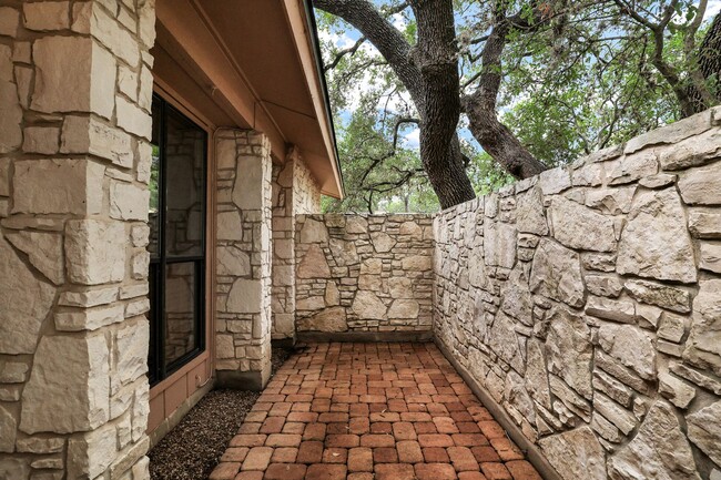 Building Photo - ADORABLE 4bd/2b Priced-right Rental Find i...