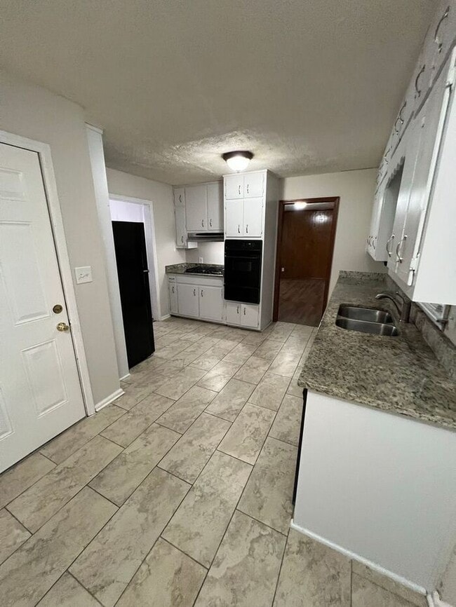 Building Photo - READY NOW!!!! 3 bed 2 bath!