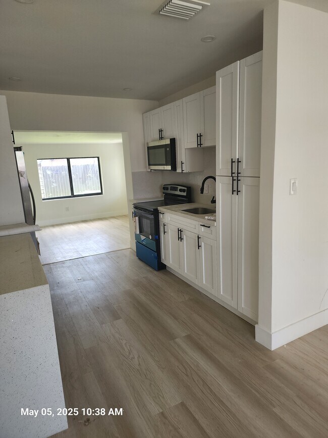Foto del edificio - 3171 SW 11th St