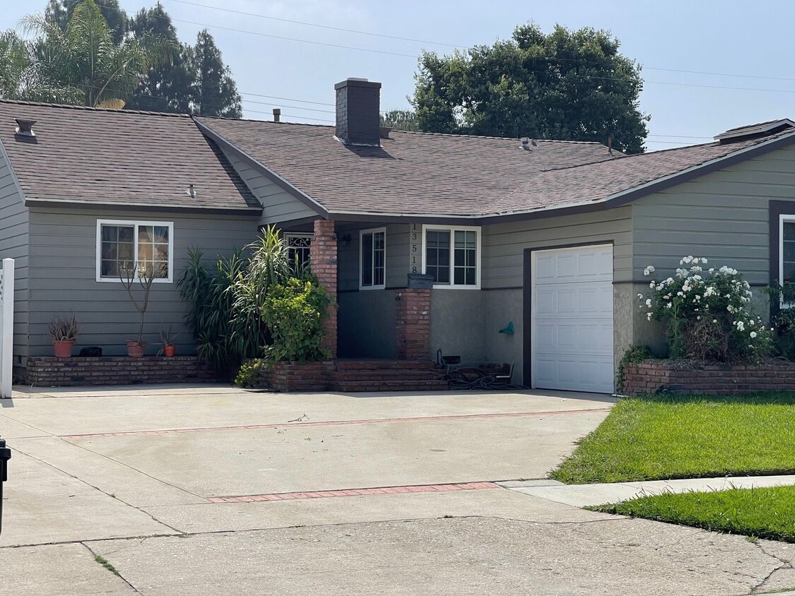 Primary Photo - Charming 3 bedroom pool home