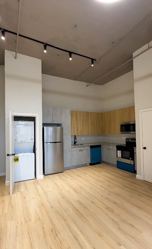 Building Photo - 2201 Castor Ave