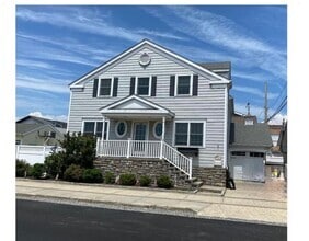 Building Photo - 707 W Olive St