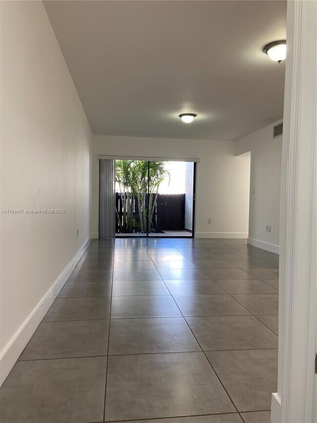 Building Photo - 9409 Fontainebleau Blvd
